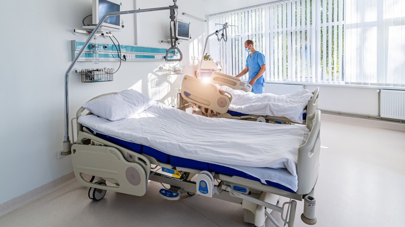 Muszáj egy kórterembe tenni a haldoklókat a gyógyulókkal? Vakcinainfó - Az orvos válaszol