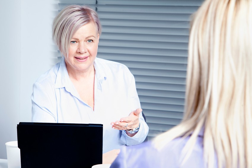 A kommunikációs blokkokat fel lehet oldani, és a korábban gátlásos ember is beszélhet felszabadultan.