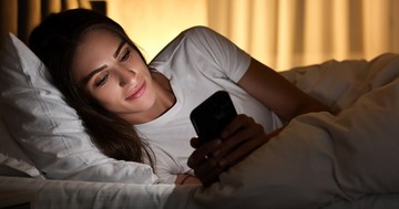  Ezért jobb, ha elalvás előtt nem mobilozik – több kárt okoz, mint gondolná 