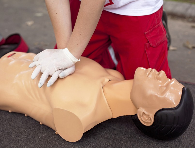 újraélesztés, mellkaskompresszió, életjel, életmentés