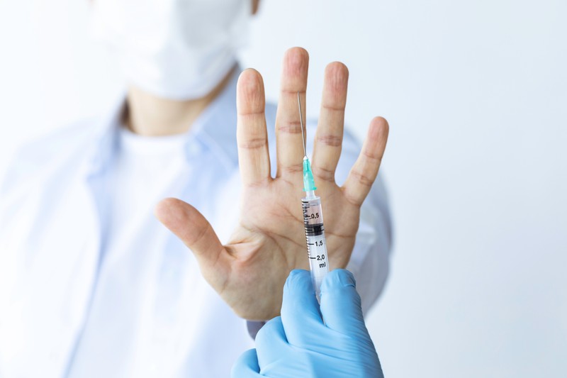 Covid elleni vakcina: az oltásszkeptikusok gyakrabban jelentenek mellékhatásokat