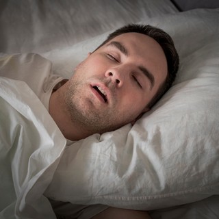 Ez így nem lesz jó szívem! Horkol, fáradtan ébred minden reggel? Lehet, hogy éjszaka százszor is megáll a légzése című cikk nyitóképe