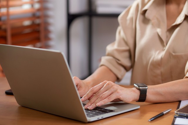 Online kiadvány jelent meg, ami segíti a szülőket eligazodni a támogatási lehetőségek között