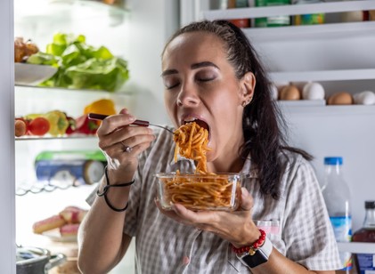 Valóban éhes, vagy csak a stressz beszél Önből? Így különböztetheti meg a testi és az érzelmi éhséget című cikk nyitóképe