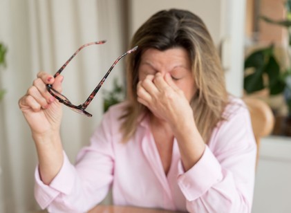 10 percre megvakultam a jobb szememre, majd utána szürke darabok úsztak a szememben - merre induljak el? Az orvos válaszol című cikk nyitóképe