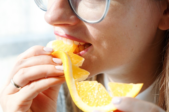 Miért nem jó narancsevés után rögtön fogat mosni? című cikk nyitóképe