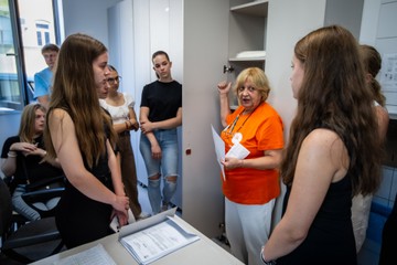 A 21 Nő az egészségügyért alapítvány mentorált diákjainak a látogatása a Heim Pál Országos Gyermekgyógyászati Intézetben.