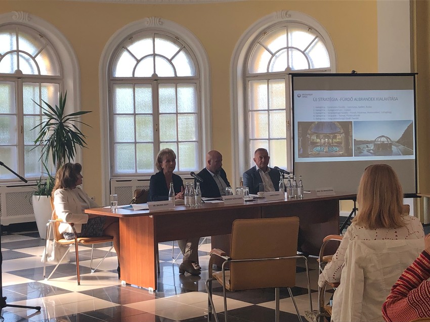 A Széchenyi fürdő a reumások Mekkája, a Doktor24 Multiklinika prevenciós kezelési csomagok keretében kínál balneoterápiás kezeléseket a mozgásszervi betegeknek