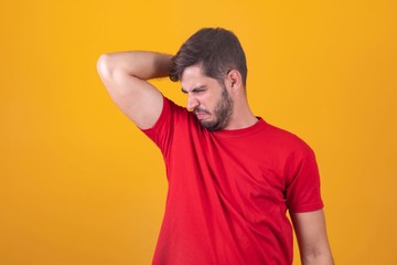 Kellemetlen testszag - hormonális változások, betegségek és ételek is okozhatják