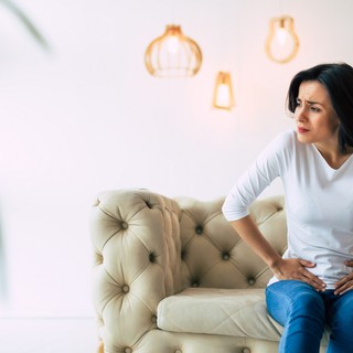 Alhasi fájdalom: mi állhat a háttérben, és mikor kell orvoshoz fordulni? című cikk nyitóképe