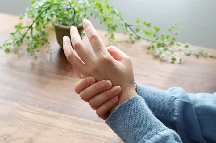 Tényleg árt az ízületeknek a ropogtatás? 8 makacs mítosz, amit a szakértők most helyretesznek