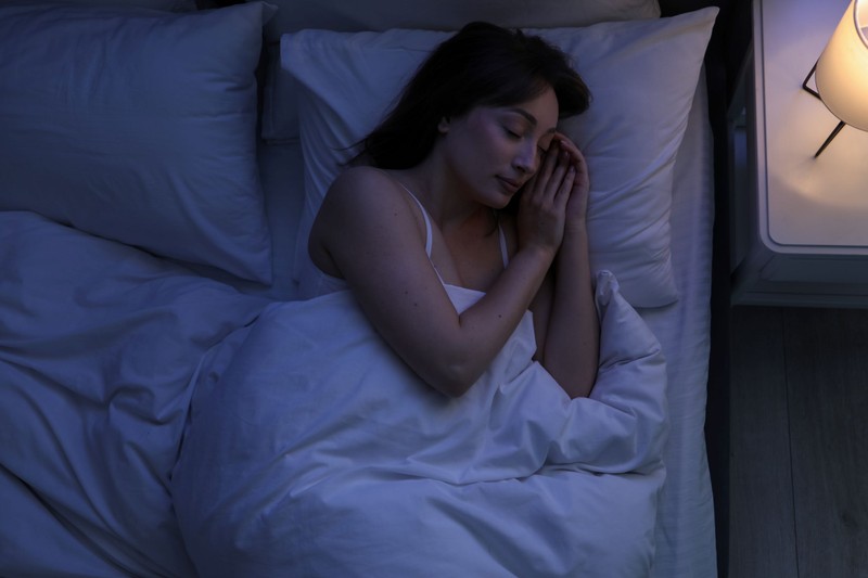 Ha ebben a pózban alszik, ideje változtatni – akár tartós idegkárosodást is okozhat