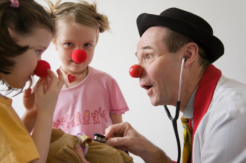 Marosvásárhelyi klinikák gyermekosztályait látogatták a magyarországi bohócdoktorok