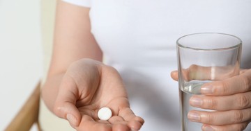 Sokan gondolkodás nélkül beveszik ezt a fájdalomcsillapítót – súlyos baj lehet belőle, ha rosszul szedi