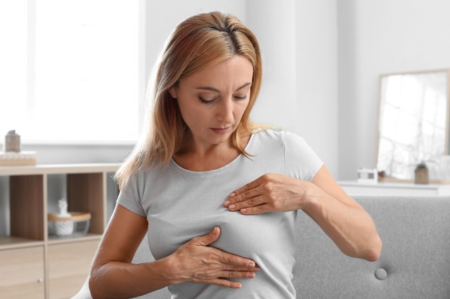 Mellrák figyelmeztető jelei: ez a módszer segíthet időben észrevenni!