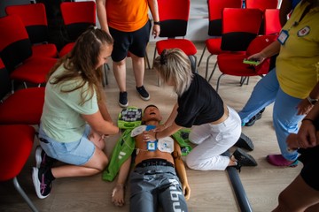 A 21 Nő az egészségügyért alapítvány mentorált diákjainak a látogatása a Heim Pál Országos Gyermekgyógyászati Intézetben.