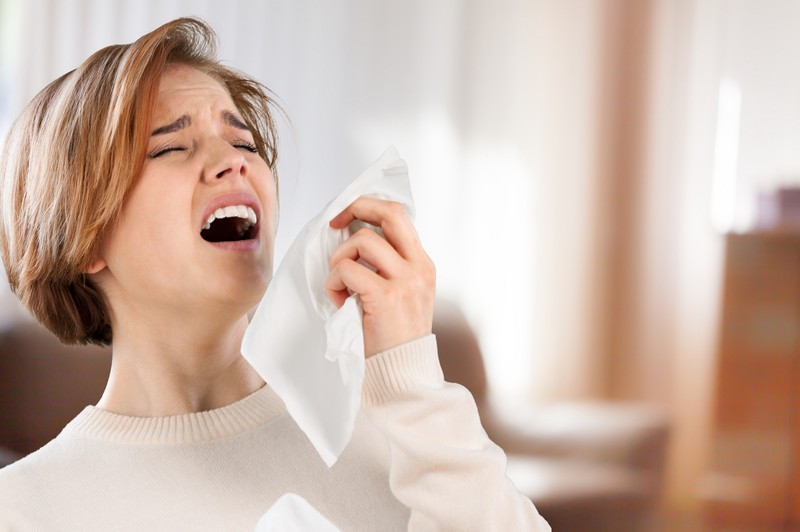 Egy egyszerű tüsszentés is lebuktathatja ezt a mozgásszervi betegséget!