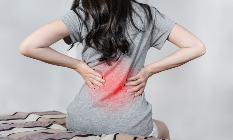 Enyhítse derékfájdalmát nyújtásokkal! A fizikoterapeuta ezt a 3 egyszerű gyakorlatot javasolja