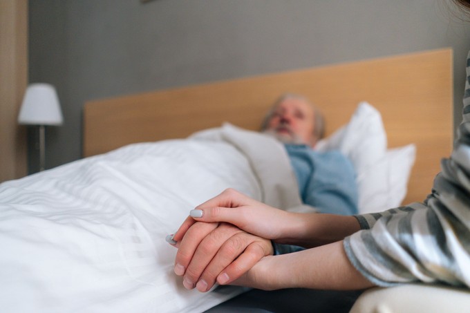 Mit mondhatunk a haldoklónak? A pszichoterapeuta szerint nincsenek rossz szavak című cikk nyitóképe