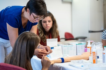 21 nő mentorprogram 2026: elindult a jelentkezés az egészségügyi pályák iránt érdeklődőközépiskolások számára, február 15-ig lehet jelentkezni.