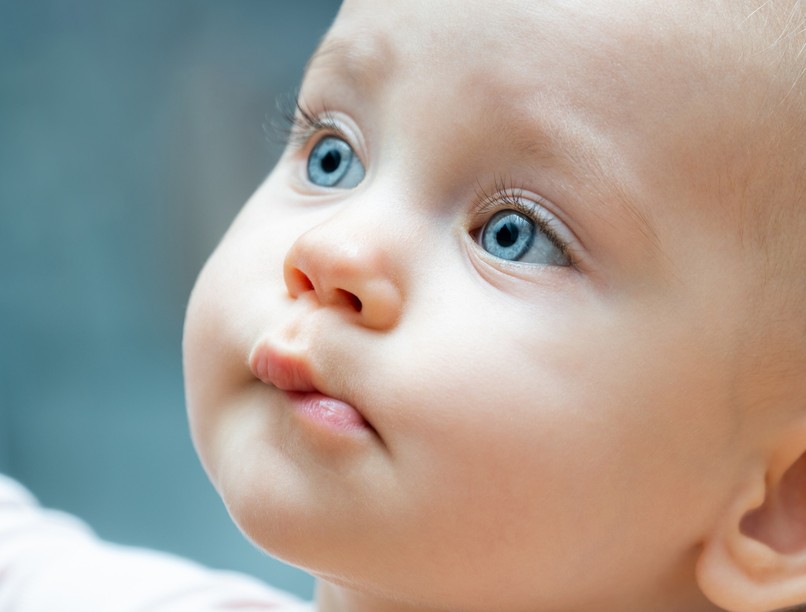 szembetegség, szürkehályog, kék szem, baba, színvak