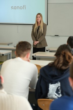 A teremátadón Domboróczky Dóra gyógyszerész, a gyógyszercég egykori gyakornoka, jelenleg pedig munkavállalója osztotta meg tapasztalatait a vállalatnál töltött időről. 