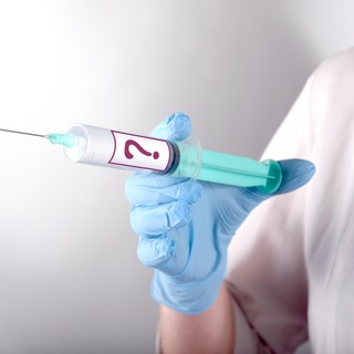 Pfizer helyett sóoldattal oltott covid ellen egy magyar doktornő című cikk nyitóképe