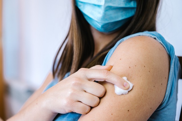 Szlávik szerint ennyit számít, van-e oltási reakció vagy sem