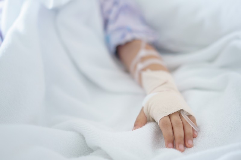 Kómába esett egy 10 éves kislány, miután az anyja bolhairtót permetezett a ruhájára