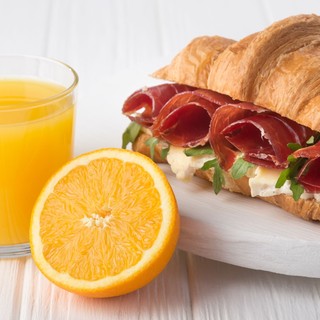 Szalámi mellé C-vitamint is kellene enni, inni, szedni! A tudósok szerint gátolja a gyomorban a rákkeltő folyamatokat című cikk nyitóképe