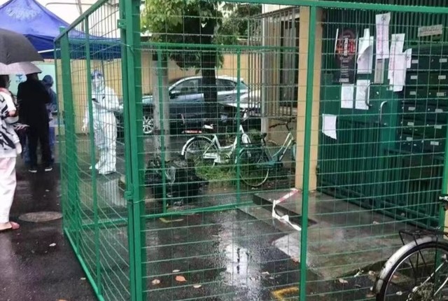 Kerítést felhúzva szigorítják a vesztegzárat Sanghajban - videó