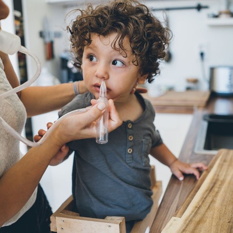 Hogyan lehet rávenni a gyereket, hogy engedje az orrszívást, és az orrspray-t? Az orvos válaszol című cikk nyitóképe