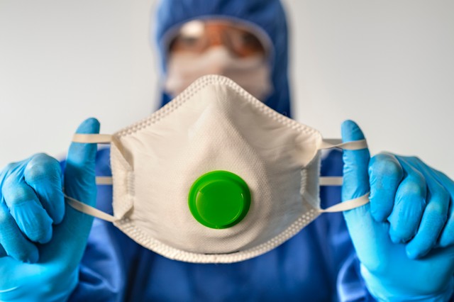 Tízezer FFP2 maszkot kapnak a háziorvosok egy gyógyszercégtől