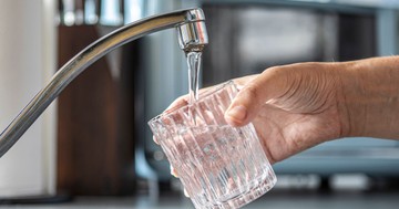 Nyaralni indul? Tegyen egy pohár vizet a mosogatóba – furcsának tűnik, de nagyon hasznos