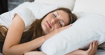 Oldalt fekve, hason vagy háton jobb aludni? Az orvos szerint ez a legjobb