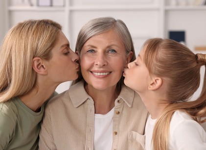 Egy kutatás szerint a nagymamák jobban kötődhetnek az unokáikhoz, mint a gyerekeikhez című cikk nyitóképe