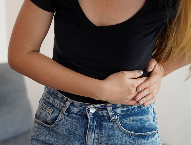 bal bordaív alatt éles fájdalom tünete