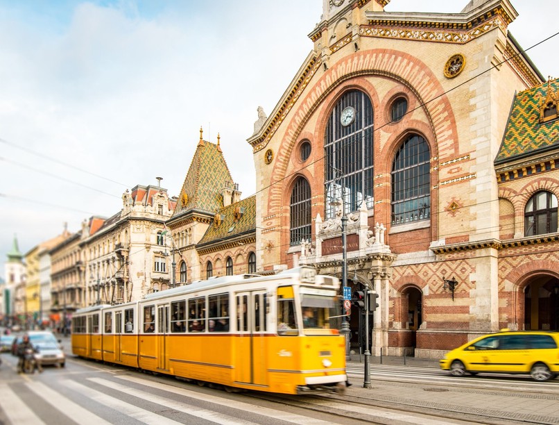 mentők újraélesztés villamos megálló