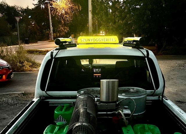 Lapáttal támadt a szúnyogirtó autóra: nem csípte a szúnyogirtást