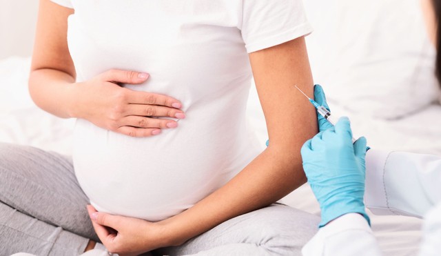 Érdemes várandósan beadatni a szamárköhögés és az RSV vakcinákat? Az orvos válaszol