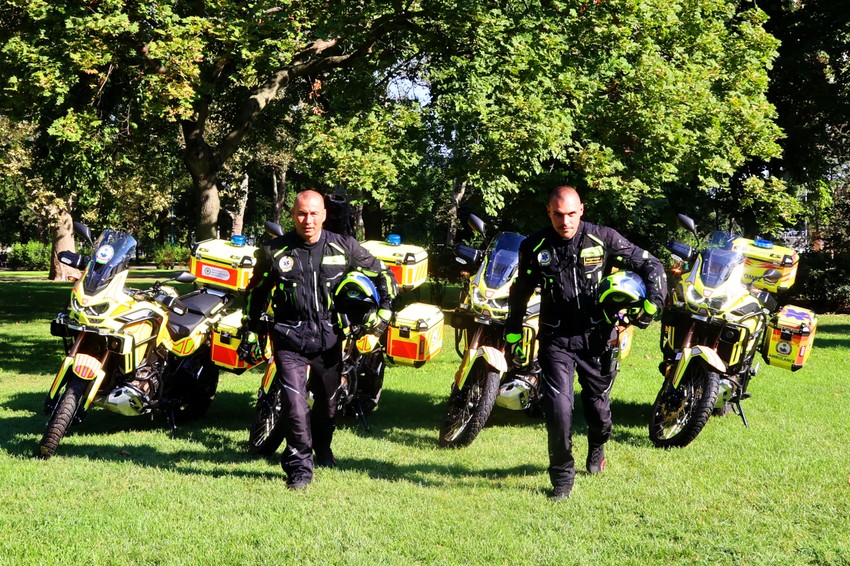Négy vadonatúj mentőmotort adott át az Országos Mentőszolgálat Alapítvány a Mentőmotoros Szolgálat részére.