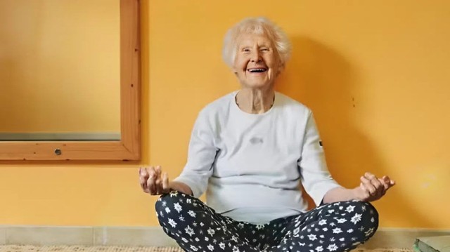 102 éves, jógát tanít és remekül érzi magát! Különleges hölgy osztotta meg az egészséges öregedés titkát