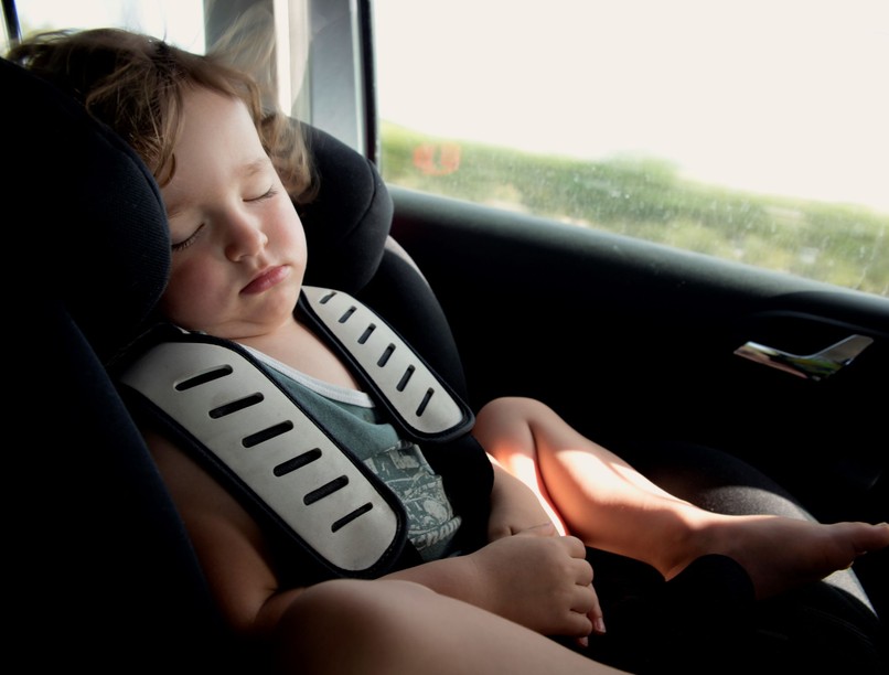 hőgutától haldokló gyerek az autóban