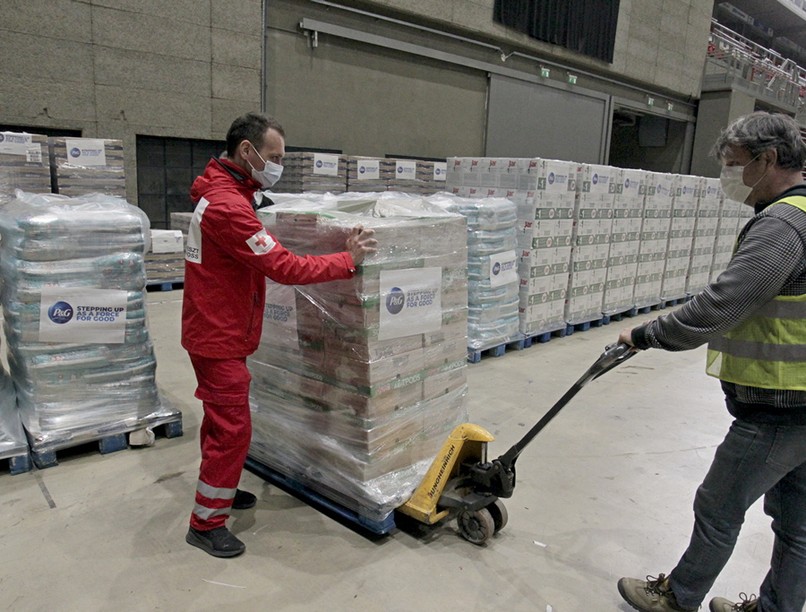 21 tonna adomány érkezett a Vöröskeresztnek