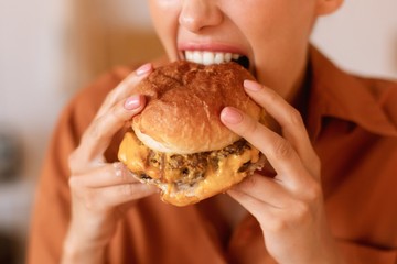 Ha magas a koleszterinszintje,  ezeket az ételeket kerülje elmessziről!