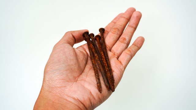 Egy rozsdás szöggel megsértettem magam, azóta furcsa tüneteket érzek - lehet tetanusz? Az orvos válaszol