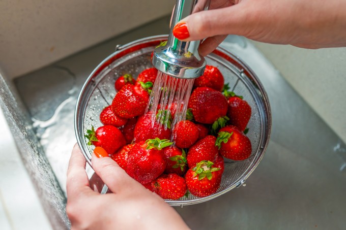 Ha így mossa meg az epret, láthatja, hogy vannak-e benne rovarok című cikk nyitóképe