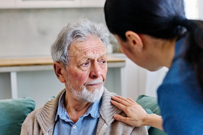 Amikor leszáll az este: mégis mi történik a demenciával élőkkel napnyugta után?