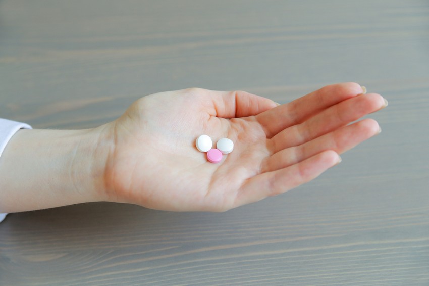 Aki többféle gyógyszert szed, annak jobban kell figyelni arra, hogy az egyes tabletták hogyan befolyásolhatják egymás hatását, esetleg milyen szövődményeket okozhatnak.