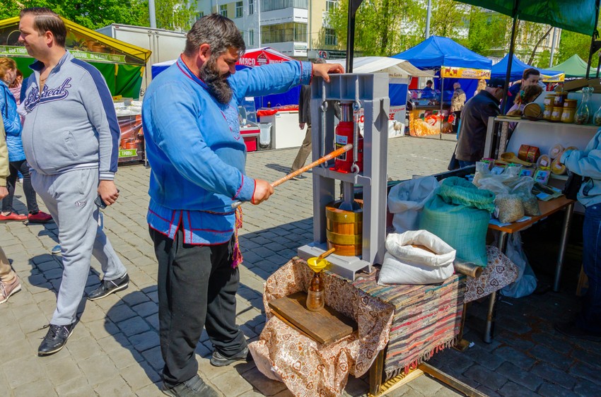 Napraforgó étolajat sajtol egy árus Oroszországban